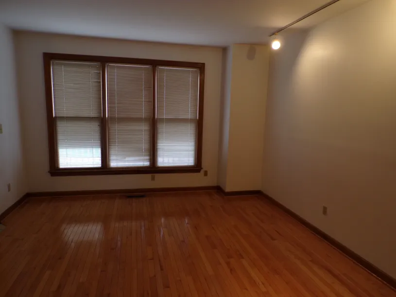 76 W Hubbard Ave