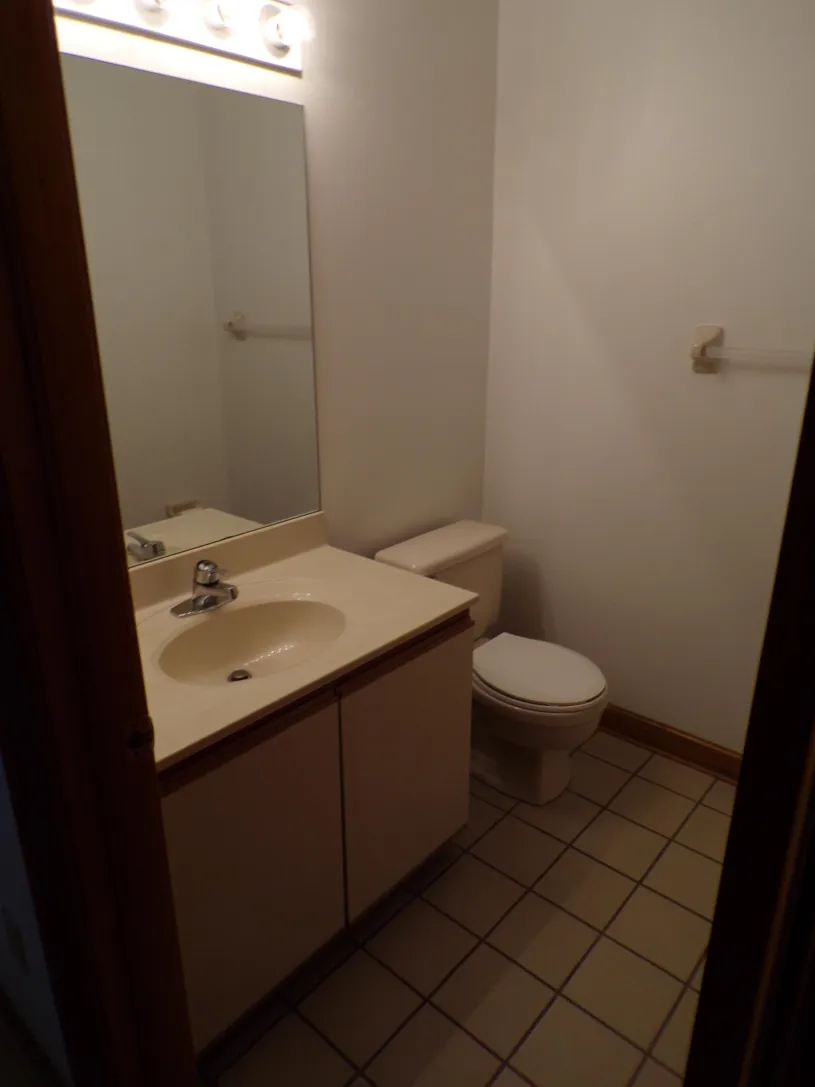 76 W Hubbard Ave
