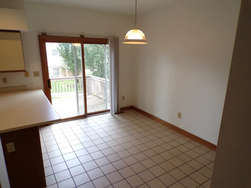 76 W Hubbard Ave