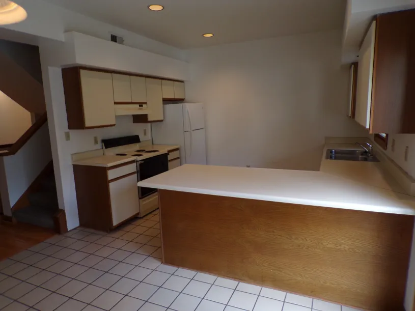 76 W Hubbard Ave