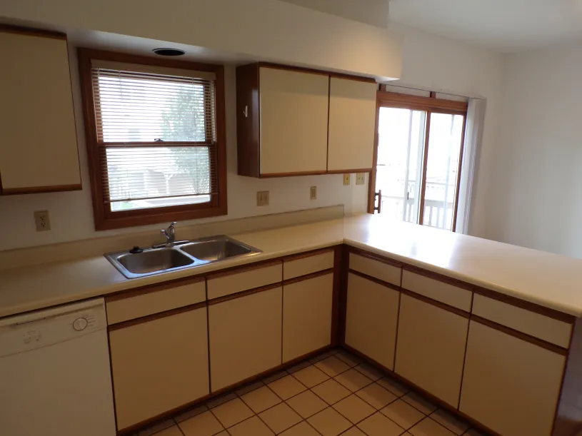 76 W Hubbard Ave