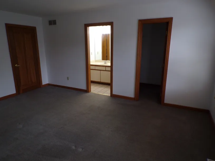 76 W Hubbard Ave