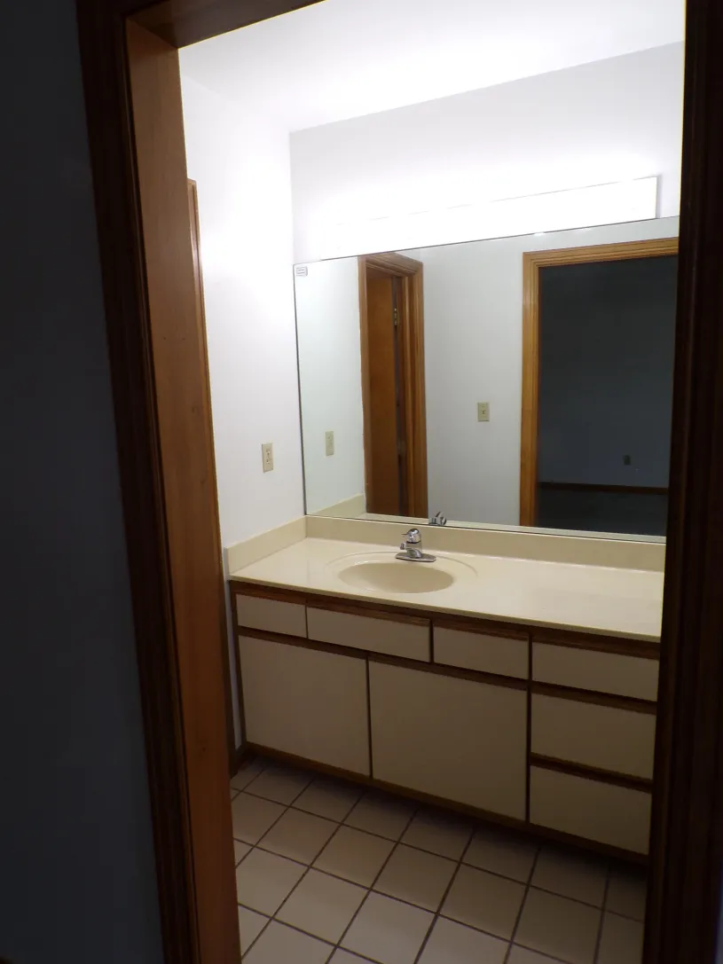 76 W Hubbard Ave