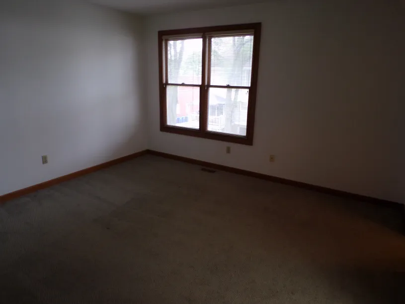 76 W Hubbard Ave