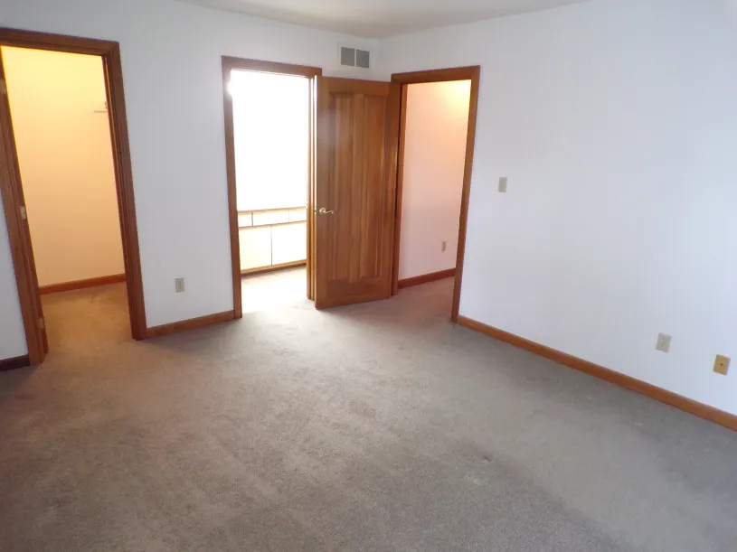 76 W Hubbard Ave