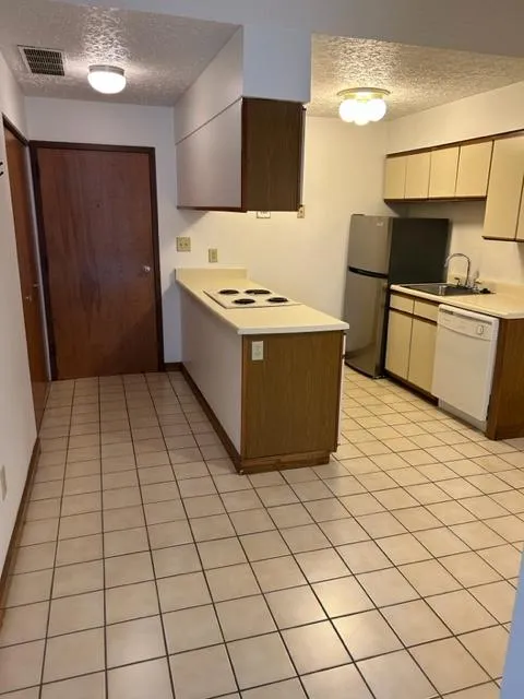 687 N High St Apt 2E