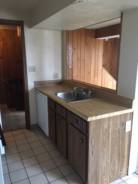 250-252 W Lane Ave 3BR
