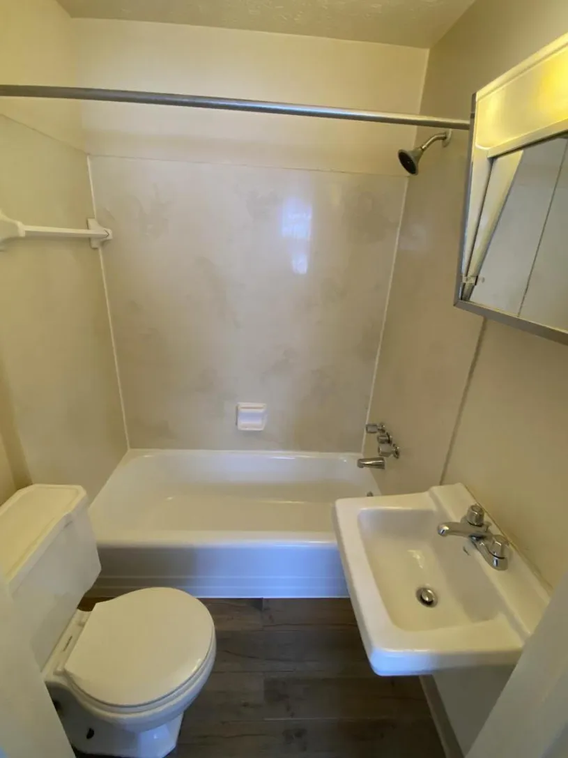 2201 N High St Apt E