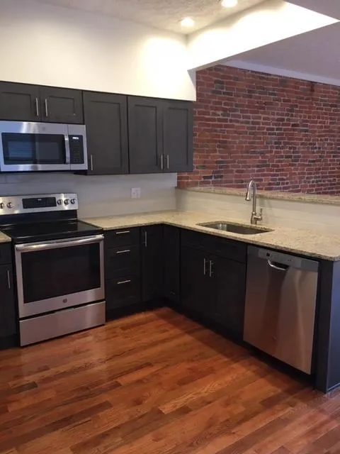 687 N High St Apt 3F